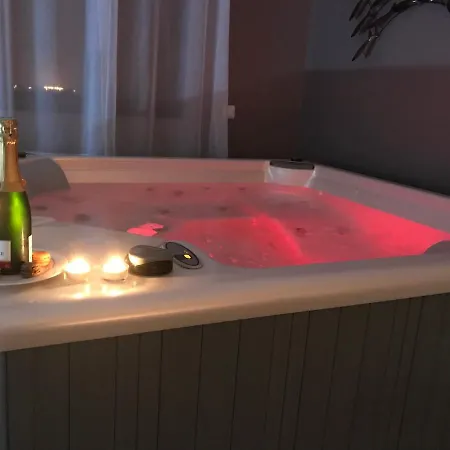 Aux Portes De Bali Liebeshotel *